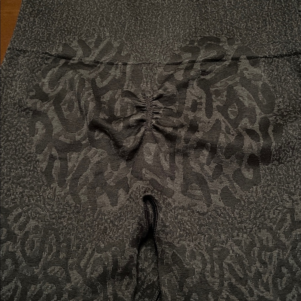 Gymshark Black animal print Textured High-Rise Leggings - Picture 3 of 4